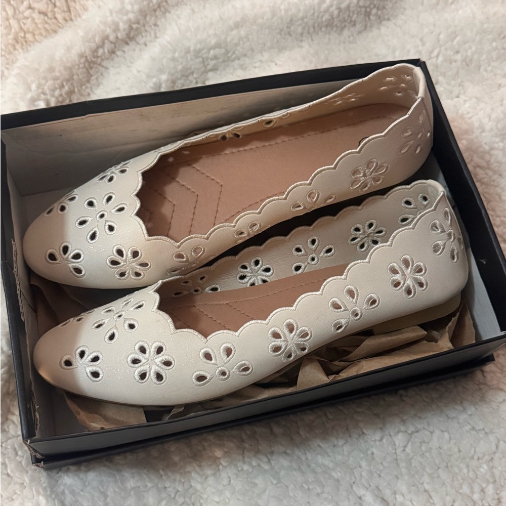 NWT Ivory Eyelet Scalloped Floral Ballet Flats sz 8